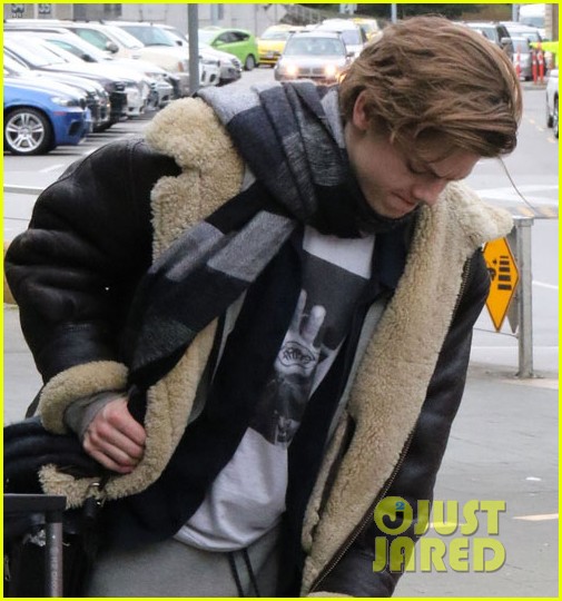 thomas brodie sangster arrives vancouver maze runner 05