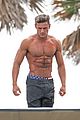 zac efron abs shirtless obstacle course baywatch 02