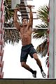 zac efron abs shirtless obstacle course baywatch 07