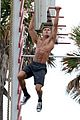 zac efron abs shirtless obstacle course baywatch 19