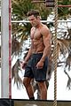 zac efron abs shirtless obstacle course baywatch 29
