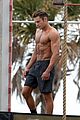 zac efron abs shirtless obstacle course baywatch 32