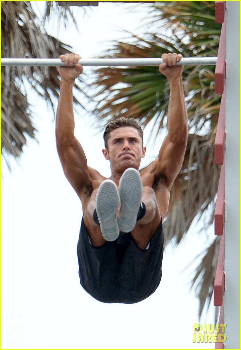 zac efron abs shirtless obstacle course baywatch 34