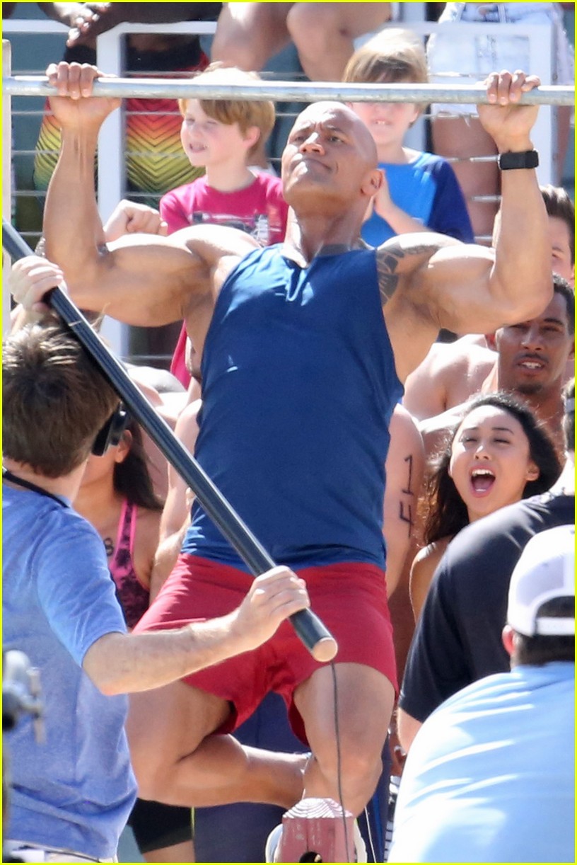 zac efron pull up contest baywatch 02