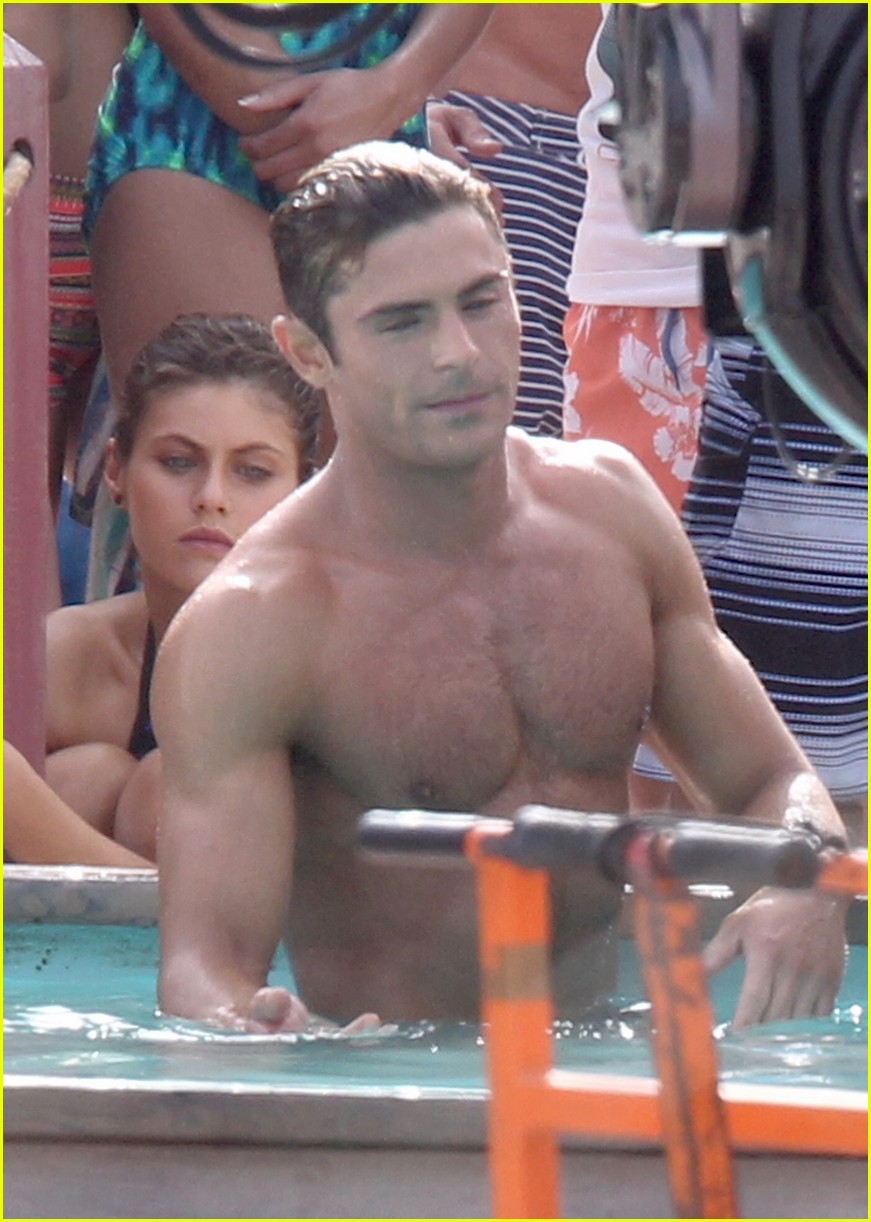 zac efron pull up contest baywatch 04