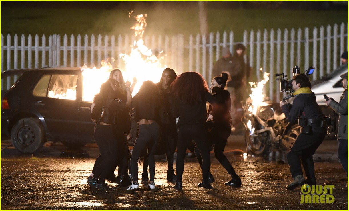 zayn malik sets car on fire in new music video 21