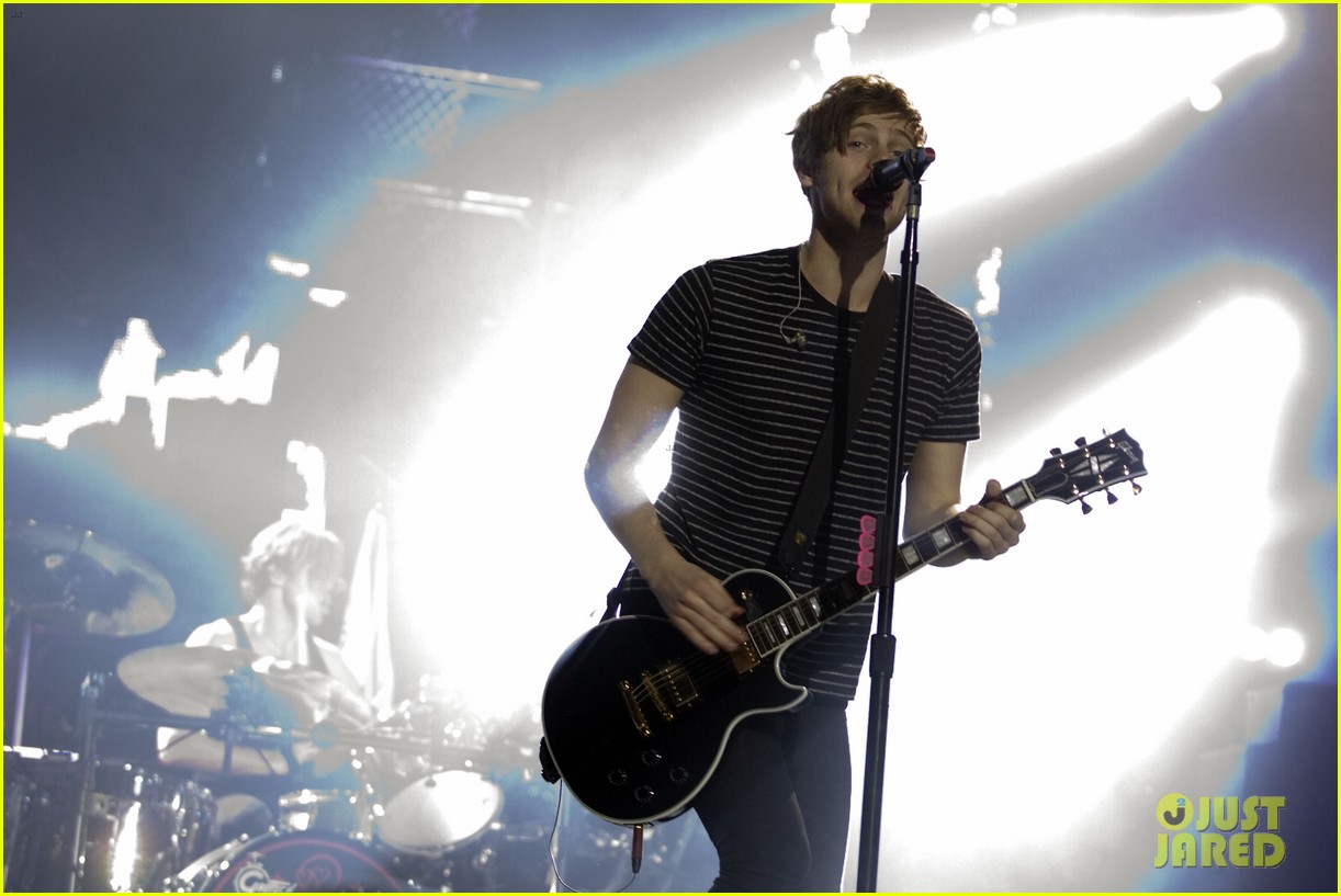 5 seconds of summer perform glasgow 01