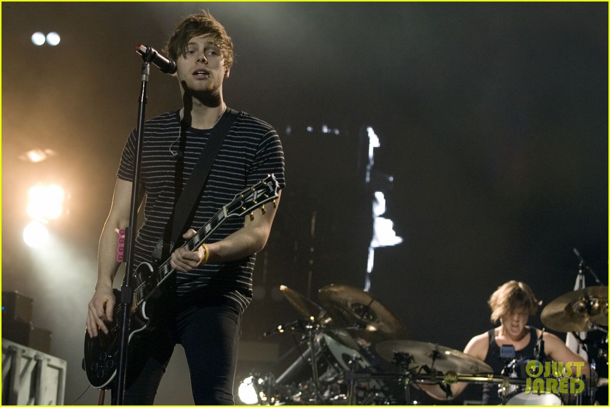 5 seconds of summer perform glasgow 03