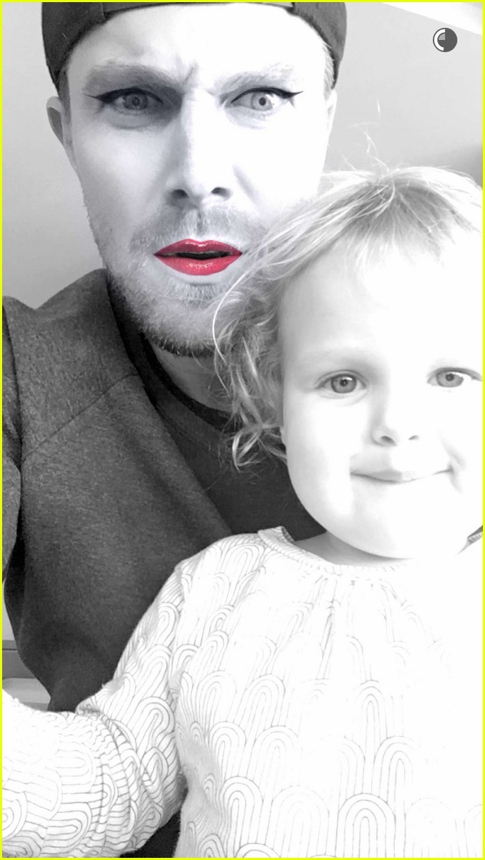 stephen amell tests out snapchat filters with daughter mavi 04