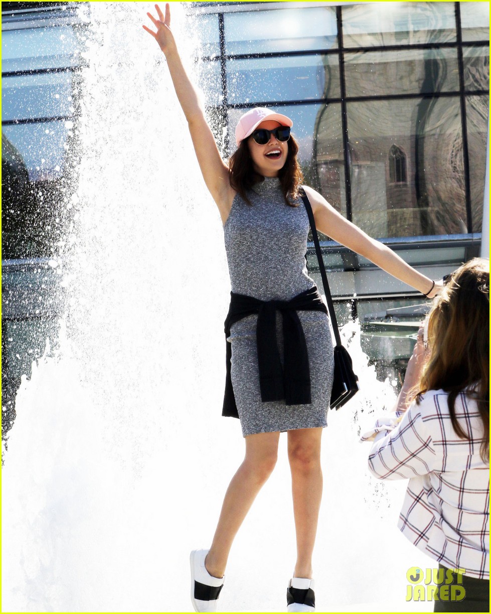 bailee madison mckaley miller sightseeing vancouver 01