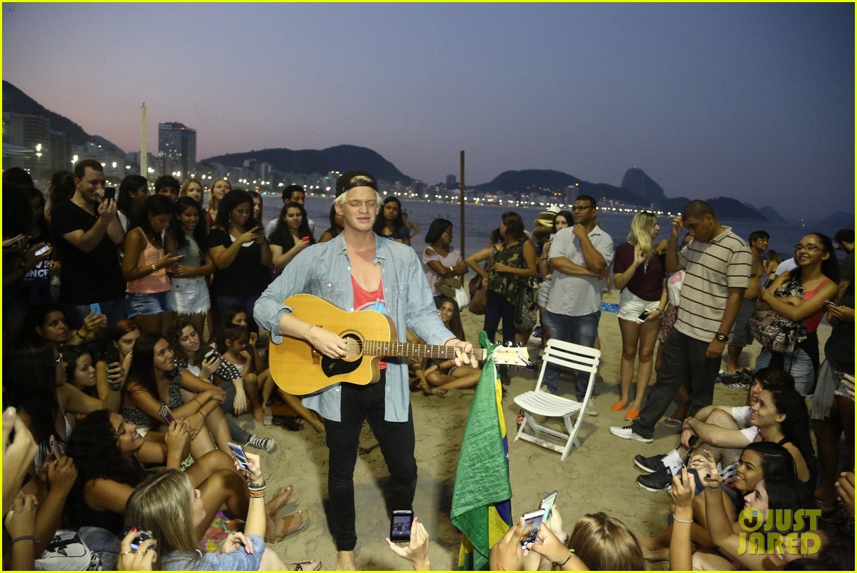cody simpson performs beach rio brazil 25