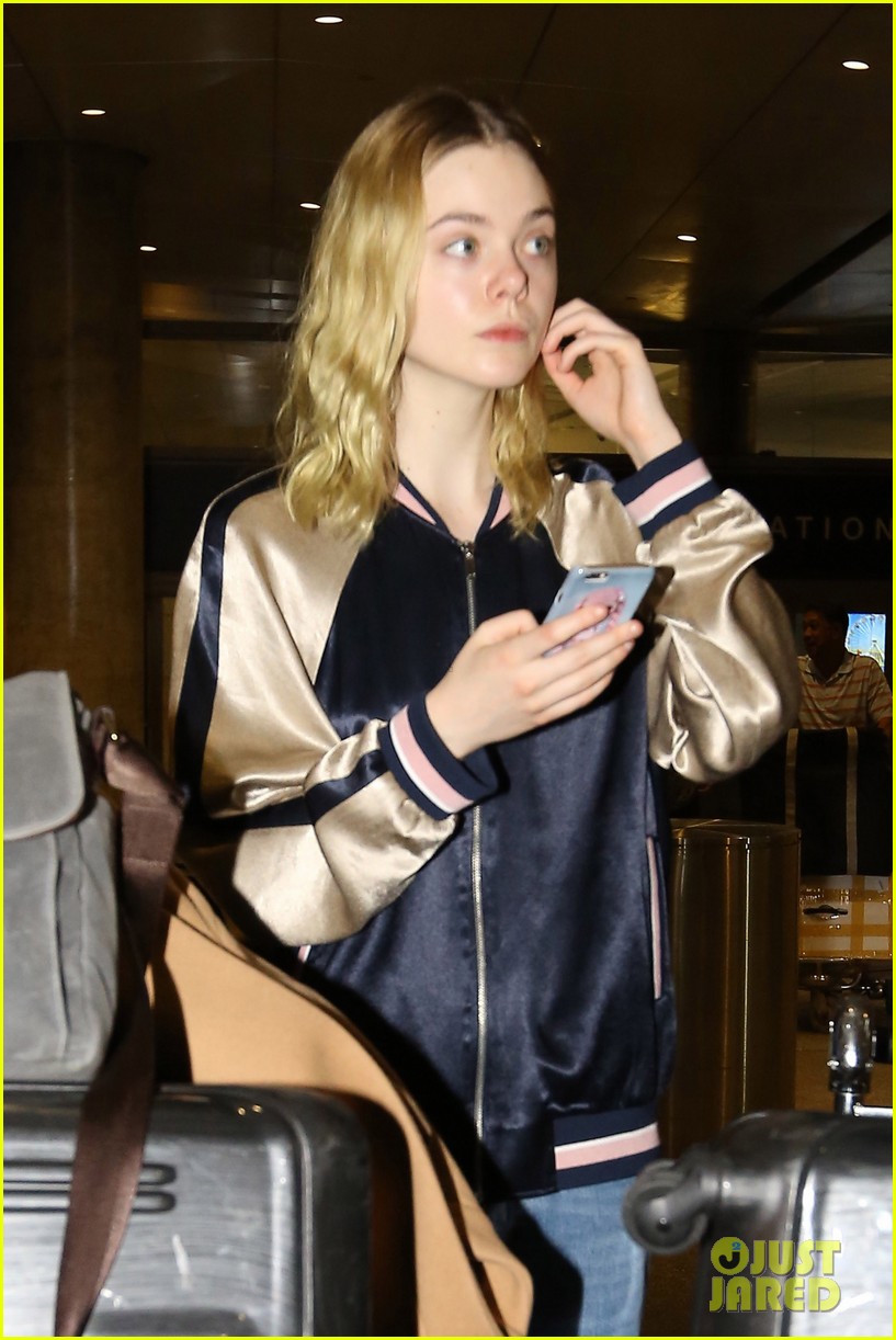 elle fanning lax airport with lots of luggage 02