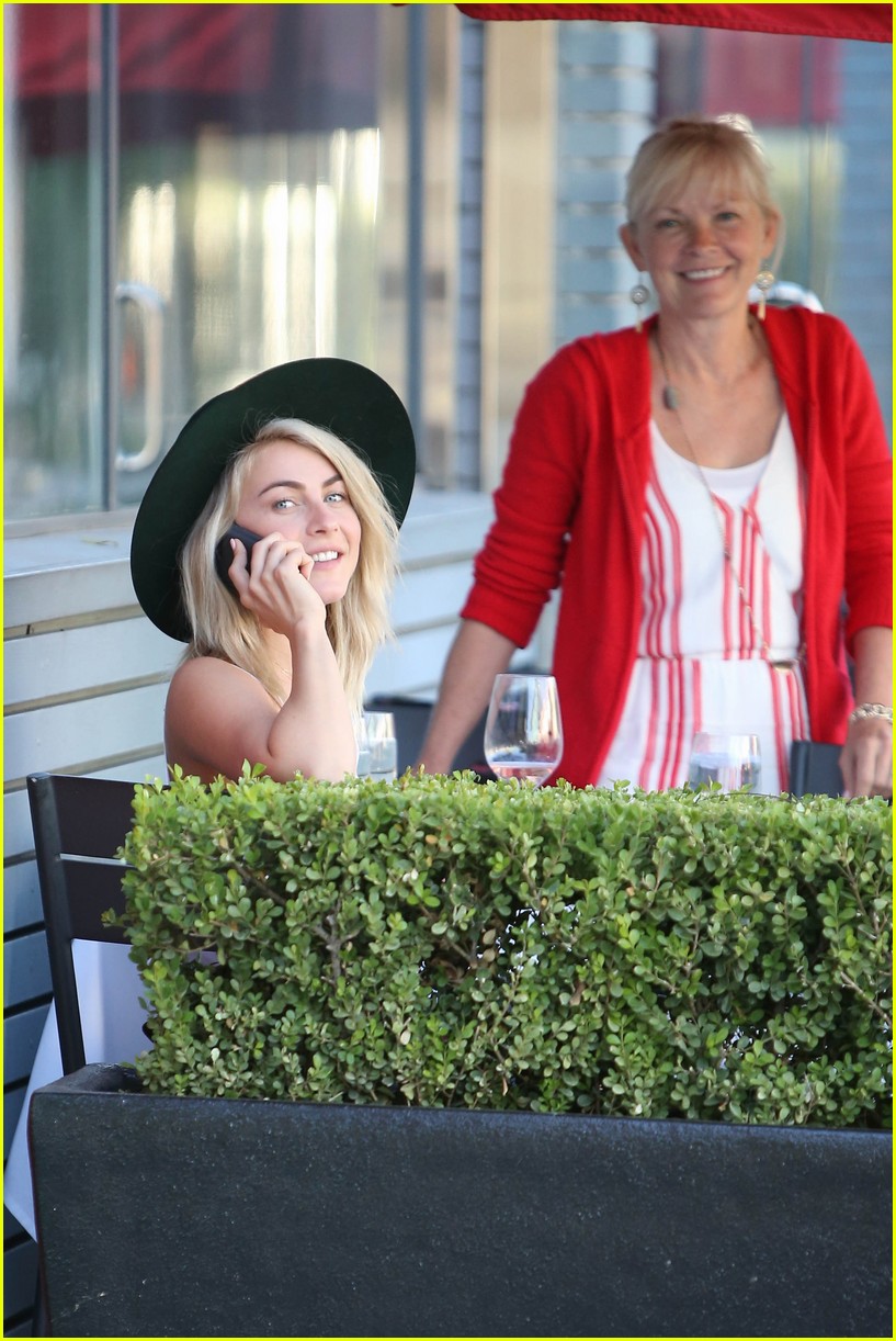 julianne hough lunch with mom 02