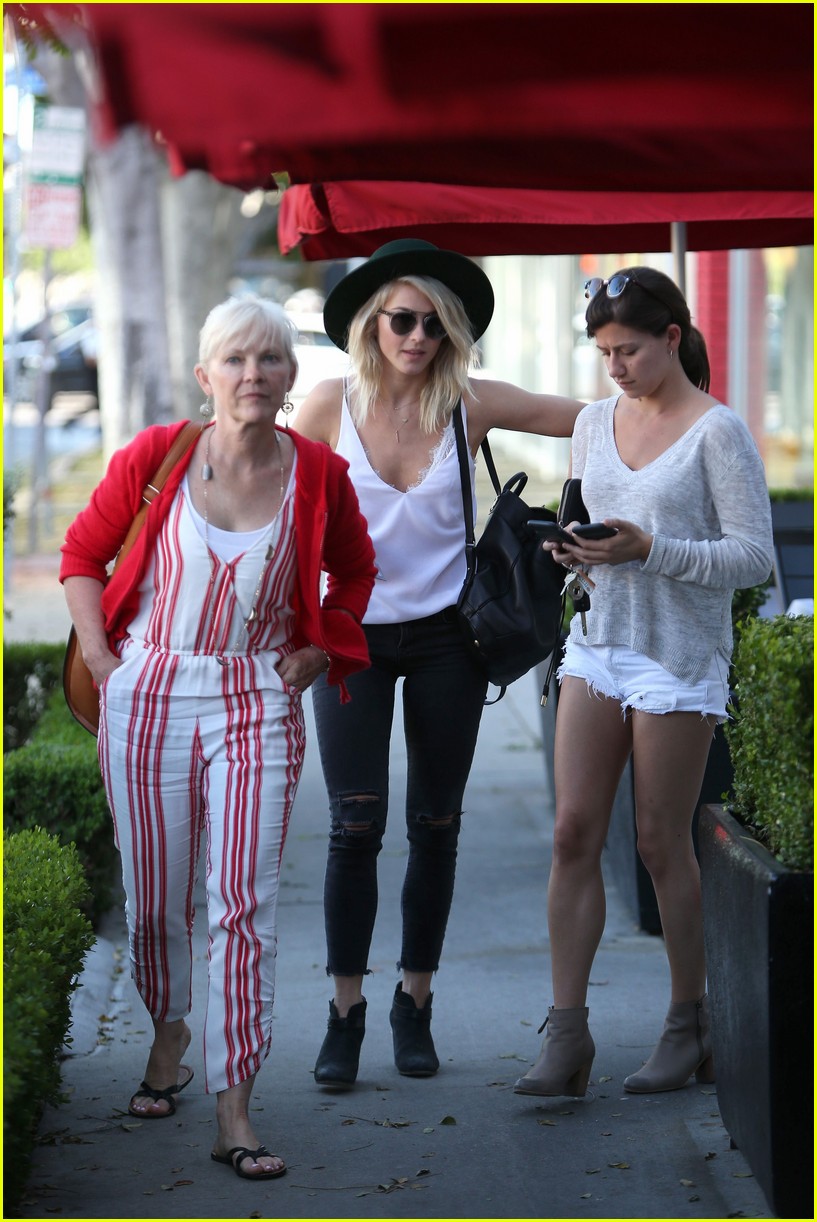 julianne hough lunch with mom 04