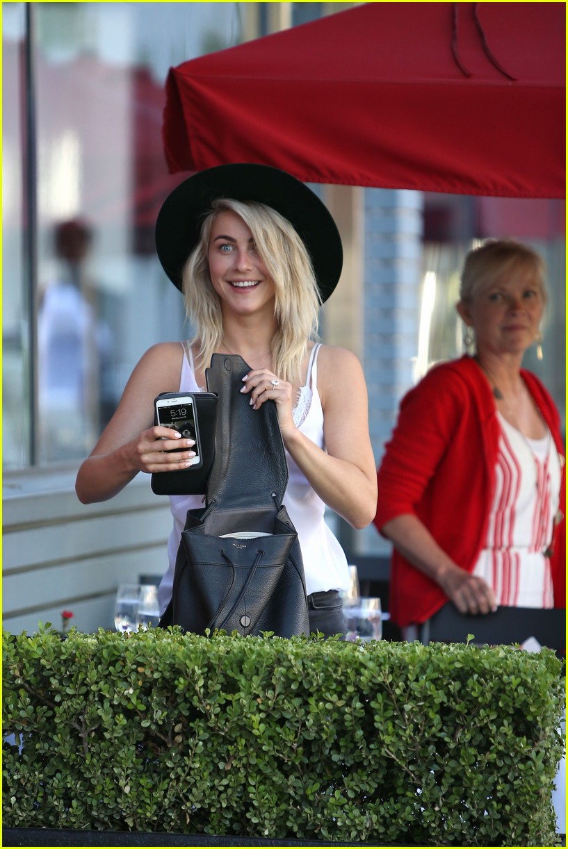 julianne hough lunch with mom 07