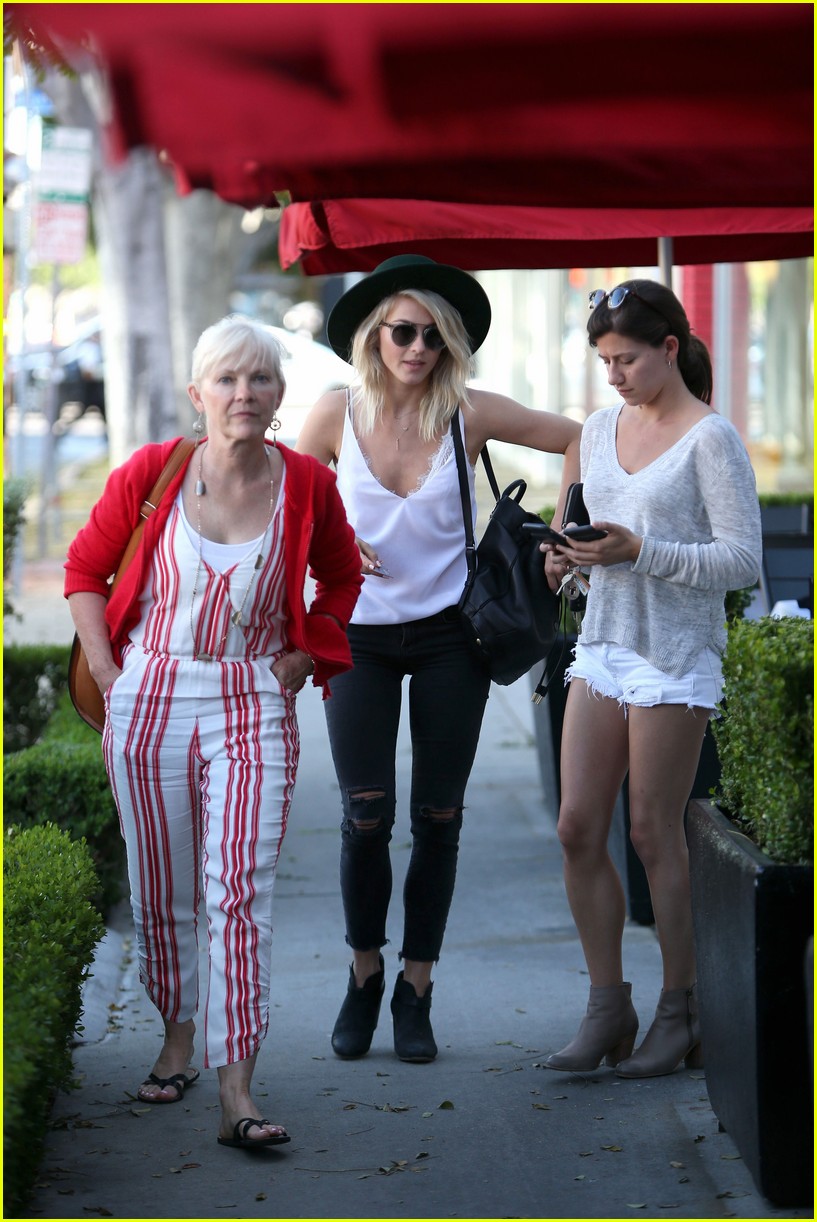 julianne hough lunch with mom 11