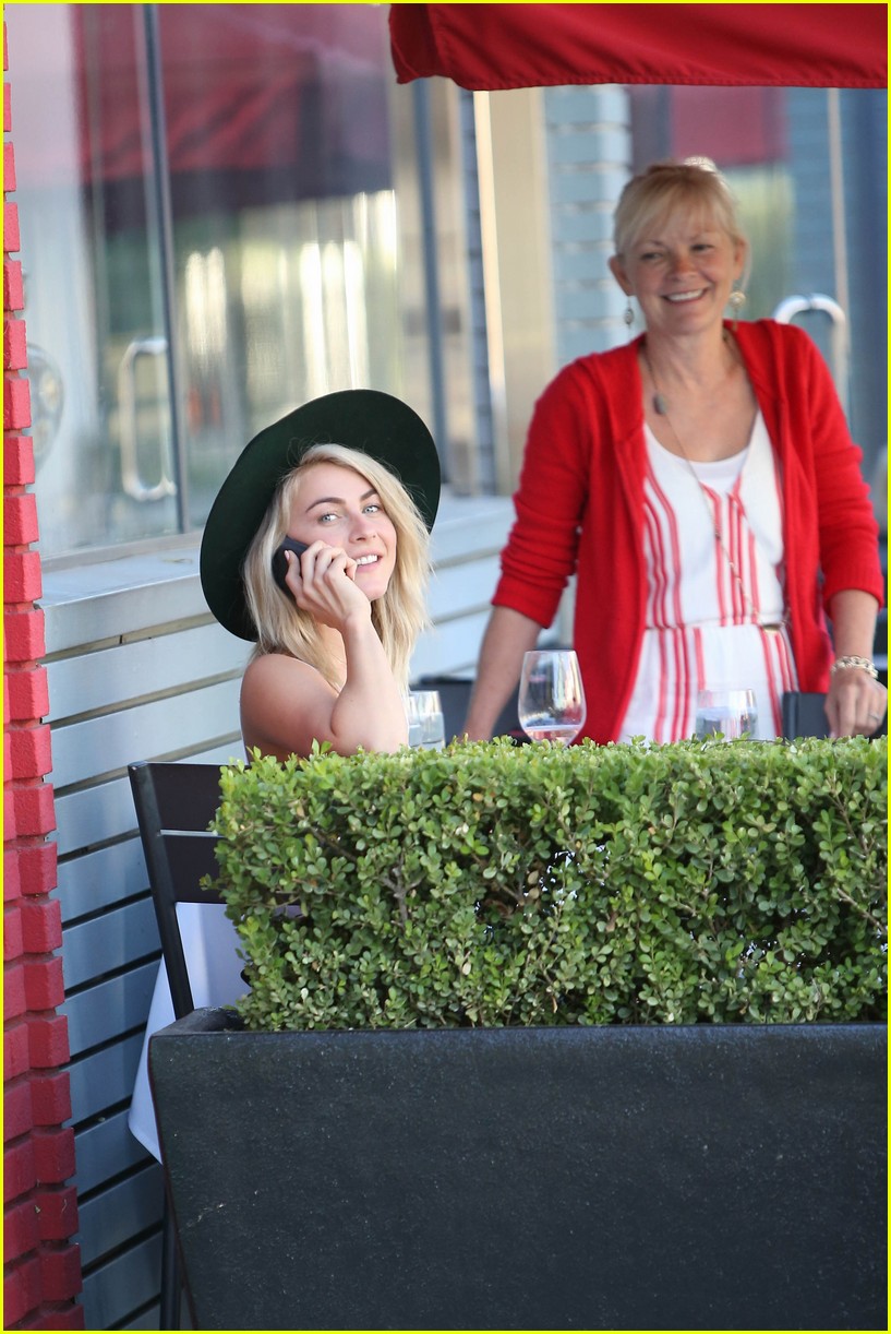 julianne hough lunch with mom 17
