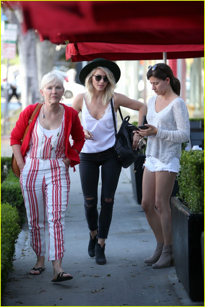 julianne hough lunch with mom 18