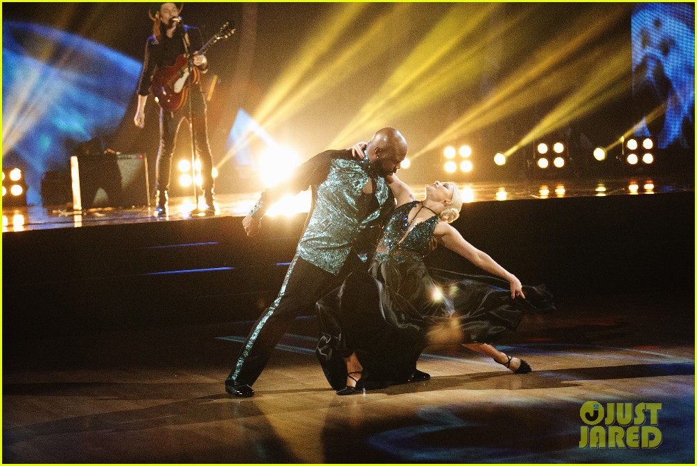 james bay performs dancing with the stars 06