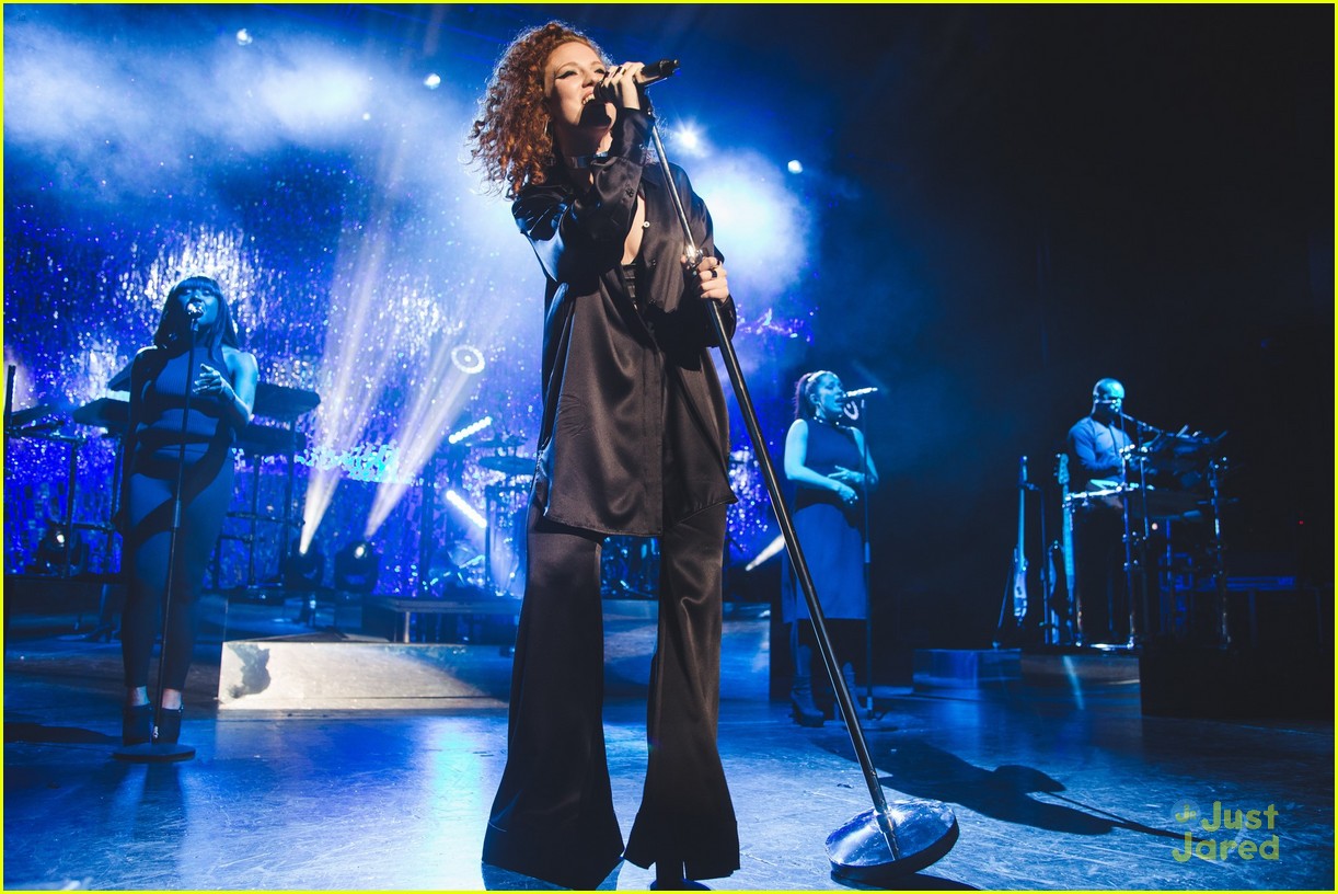 jess glynne bench collab continues apollo concert pics 01