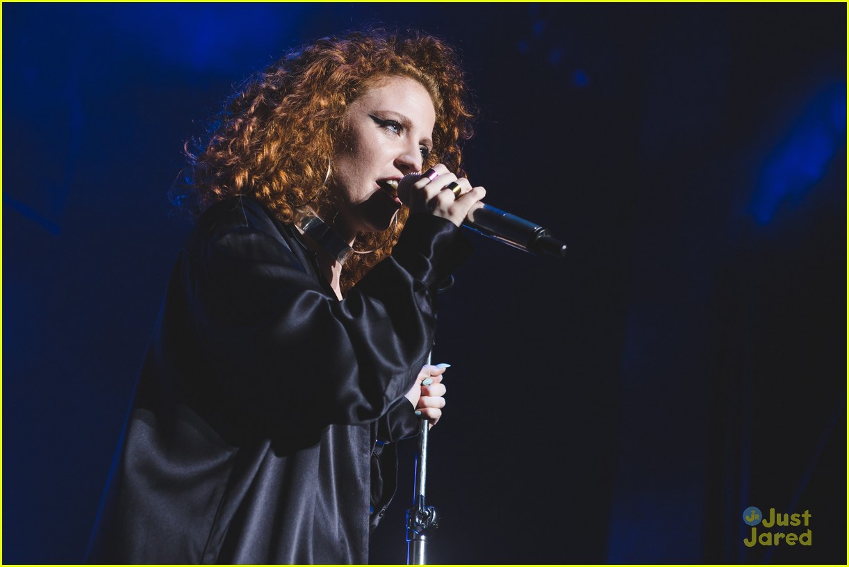 jess glynne bench collab continues apollo concert pics 03