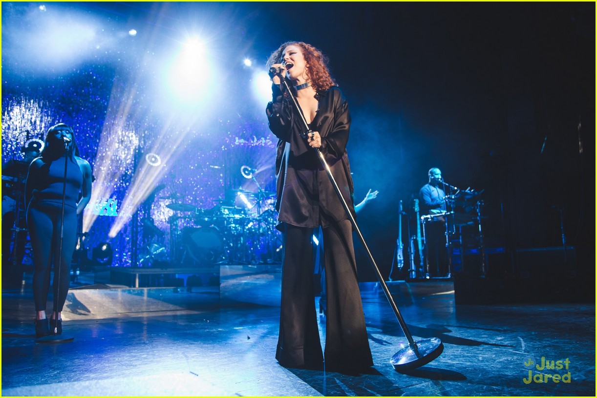 jess glynne bench collab continues apollo concert pics 06