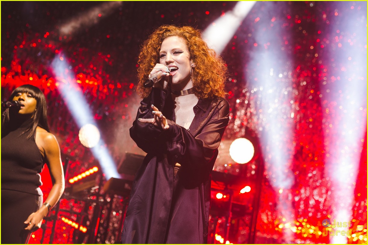 jess glynne bench collab continues apollo concert pics 07