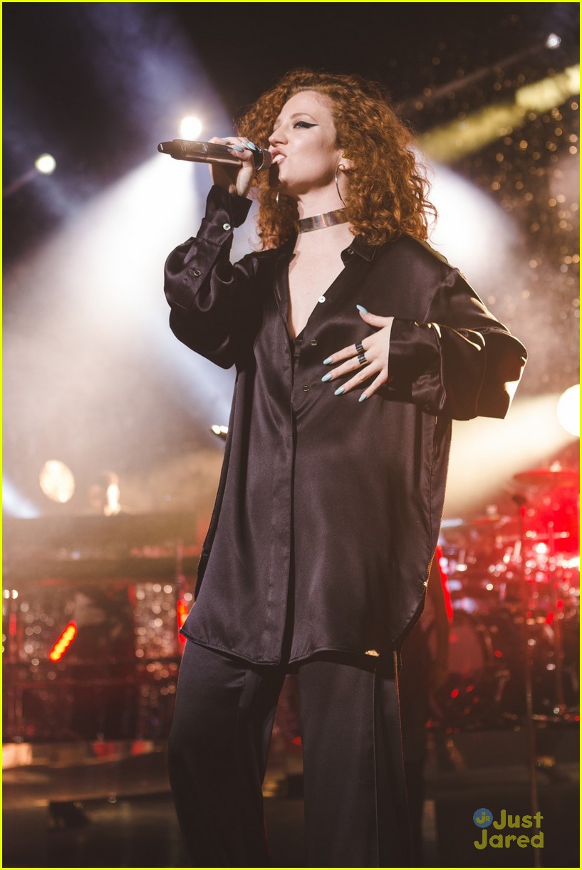 jess glynne bench collab continues apollo concert pics 08