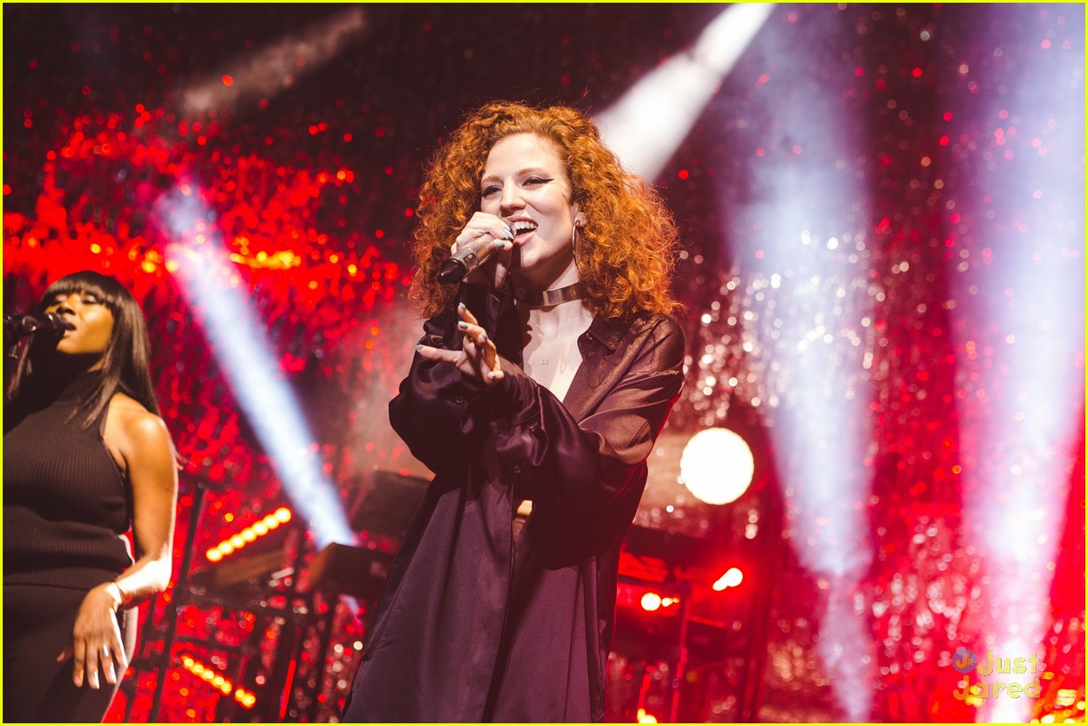 jess glynne bench collab continues apollo concert pics 10