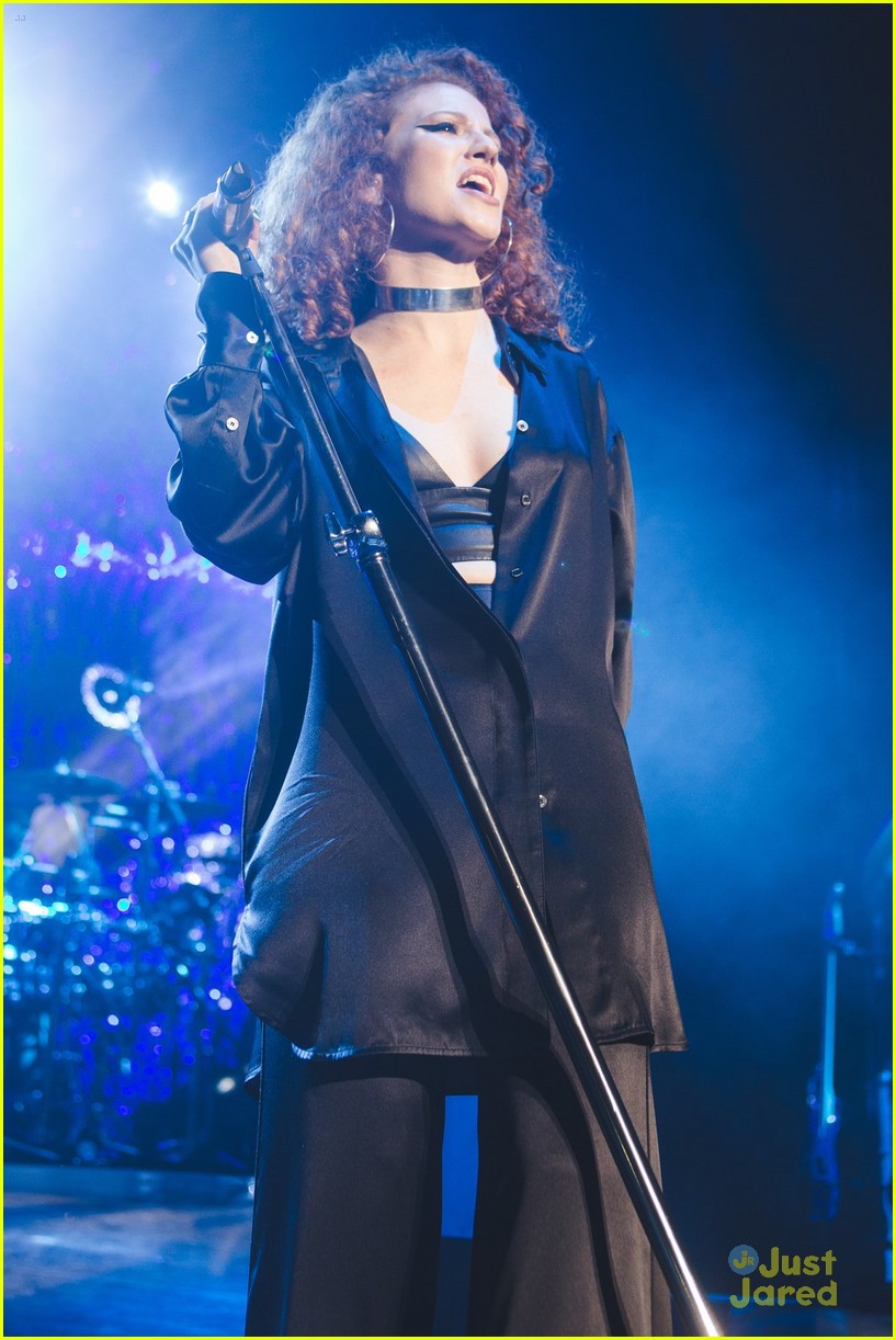 jess glynne bench collab continues apollo concert pics 11