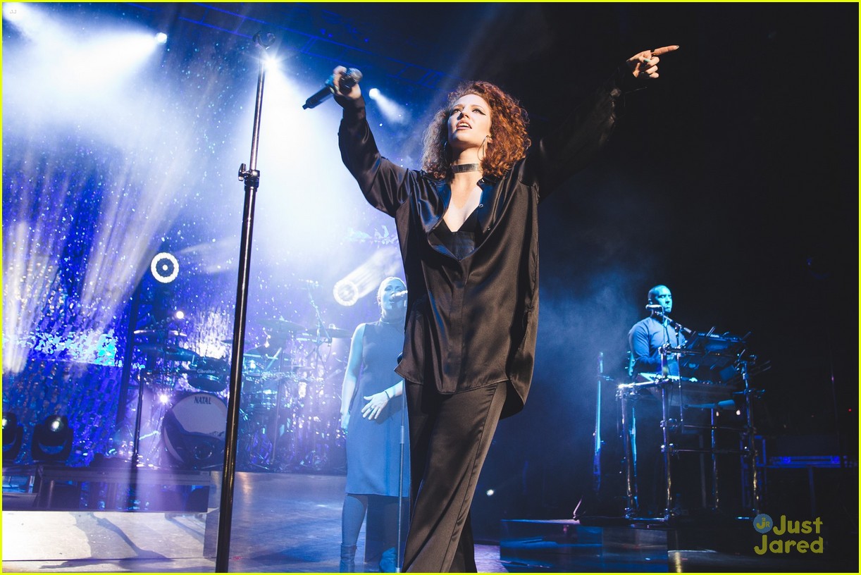 jess glynne bench collab continues apollo concert pics 12