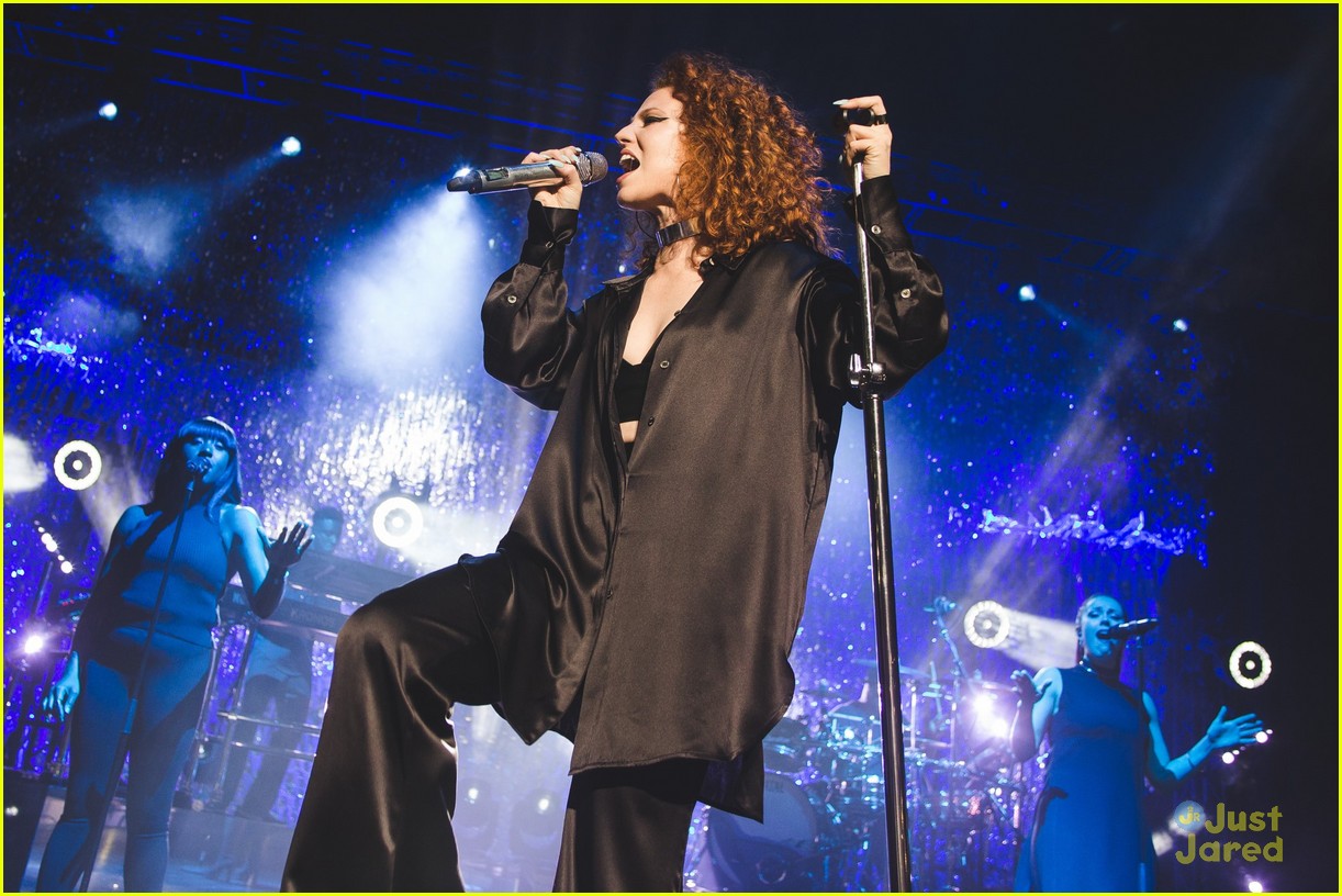 jess glynne bench collab continues apollo concert pics 13