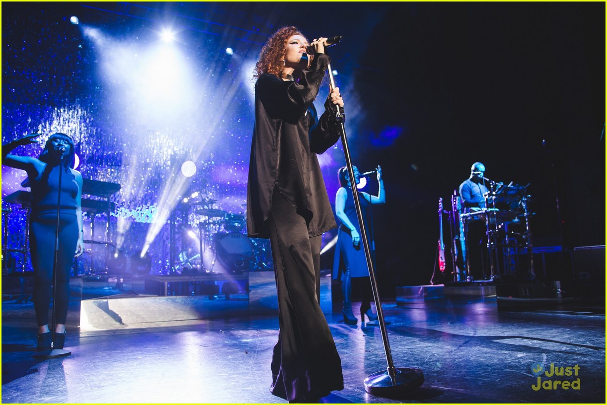 jess glynne bench collab continues apollo concert pics 14