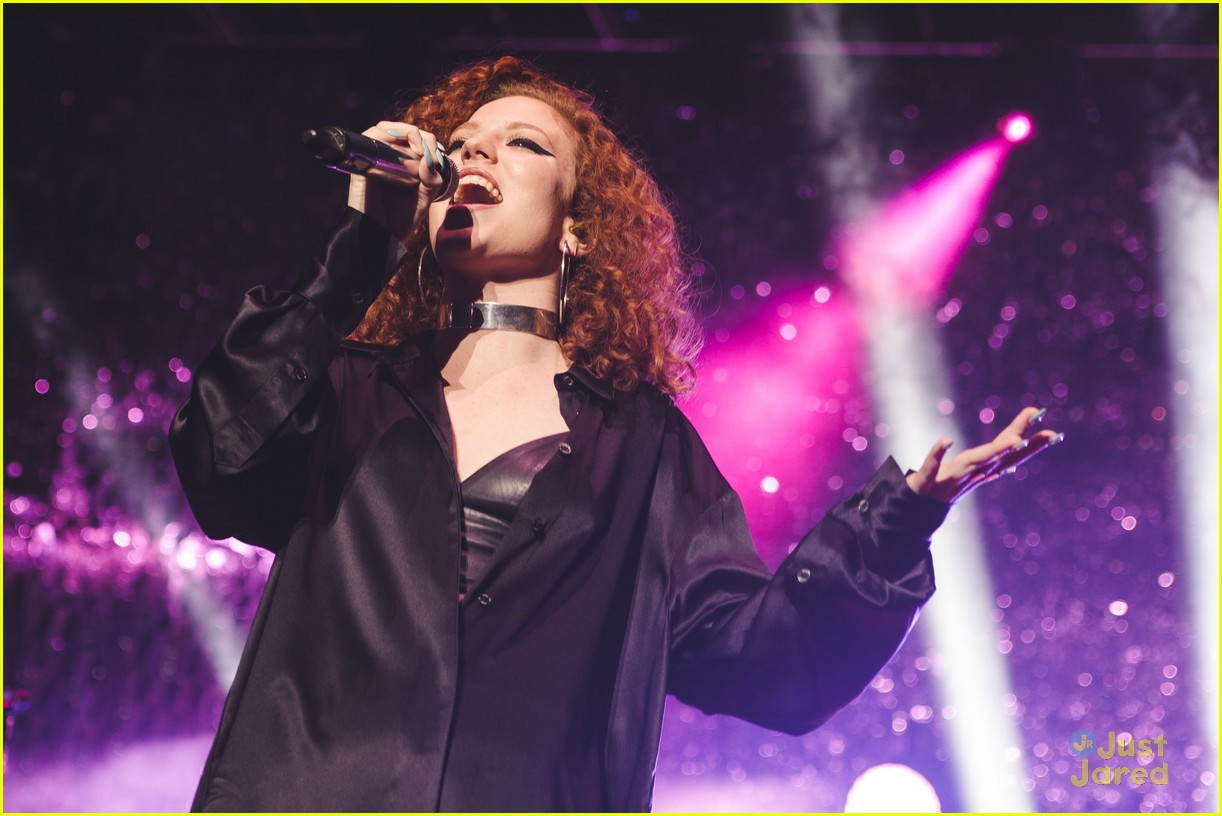 jess glynne bench collab continues apollo concert pics 16