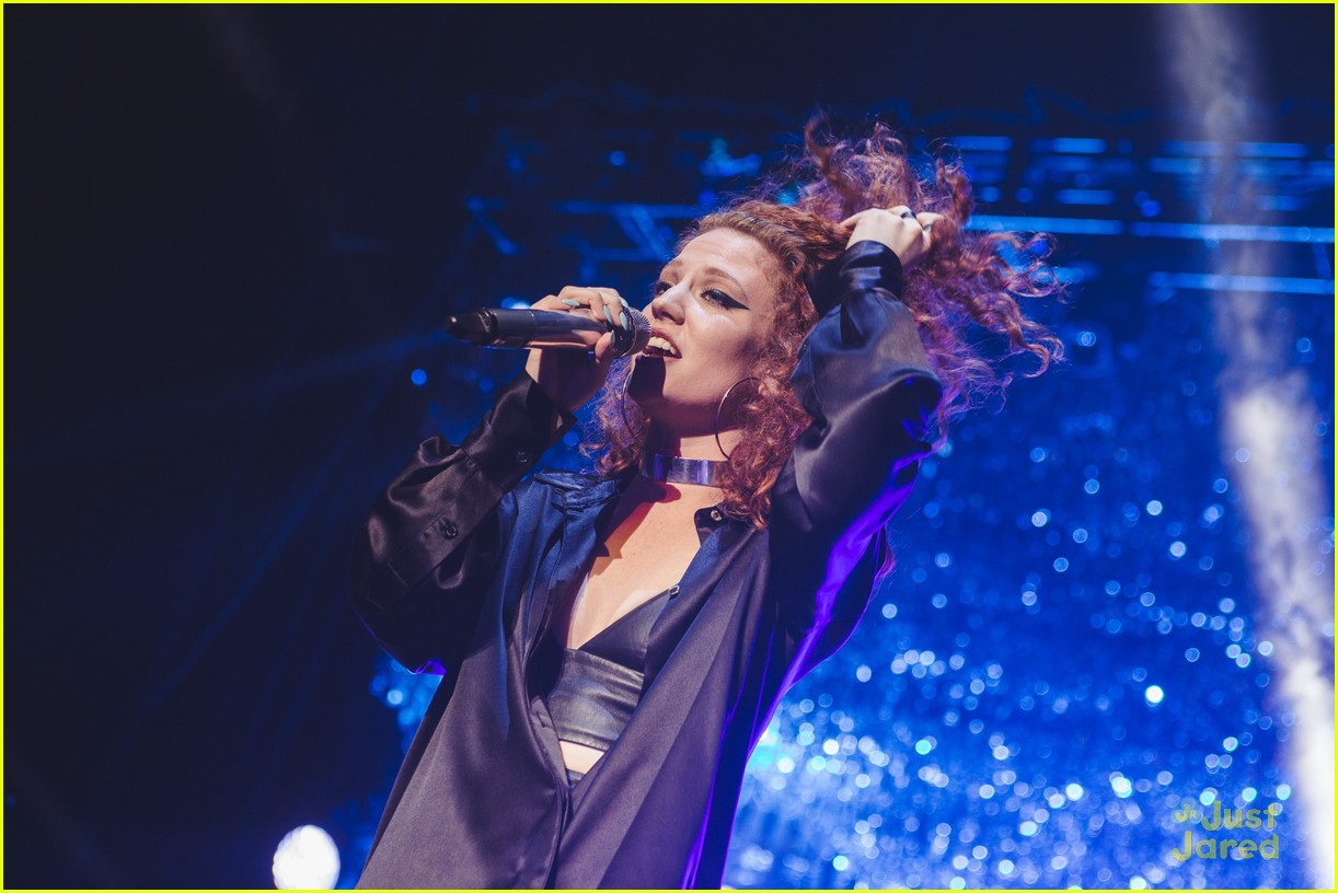 jess glynne bench collab continues apollo concert pics 17
