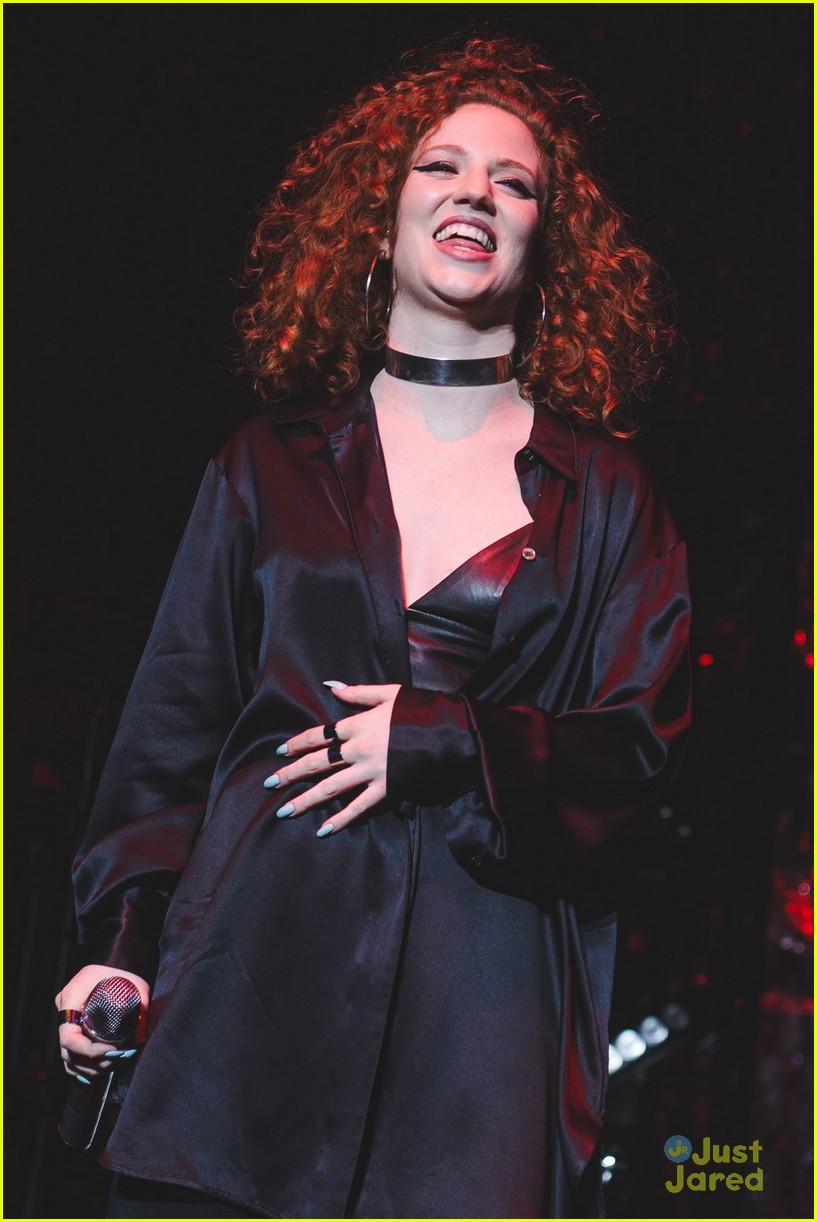 jess glynne bench collab continues apollo concert pics 19