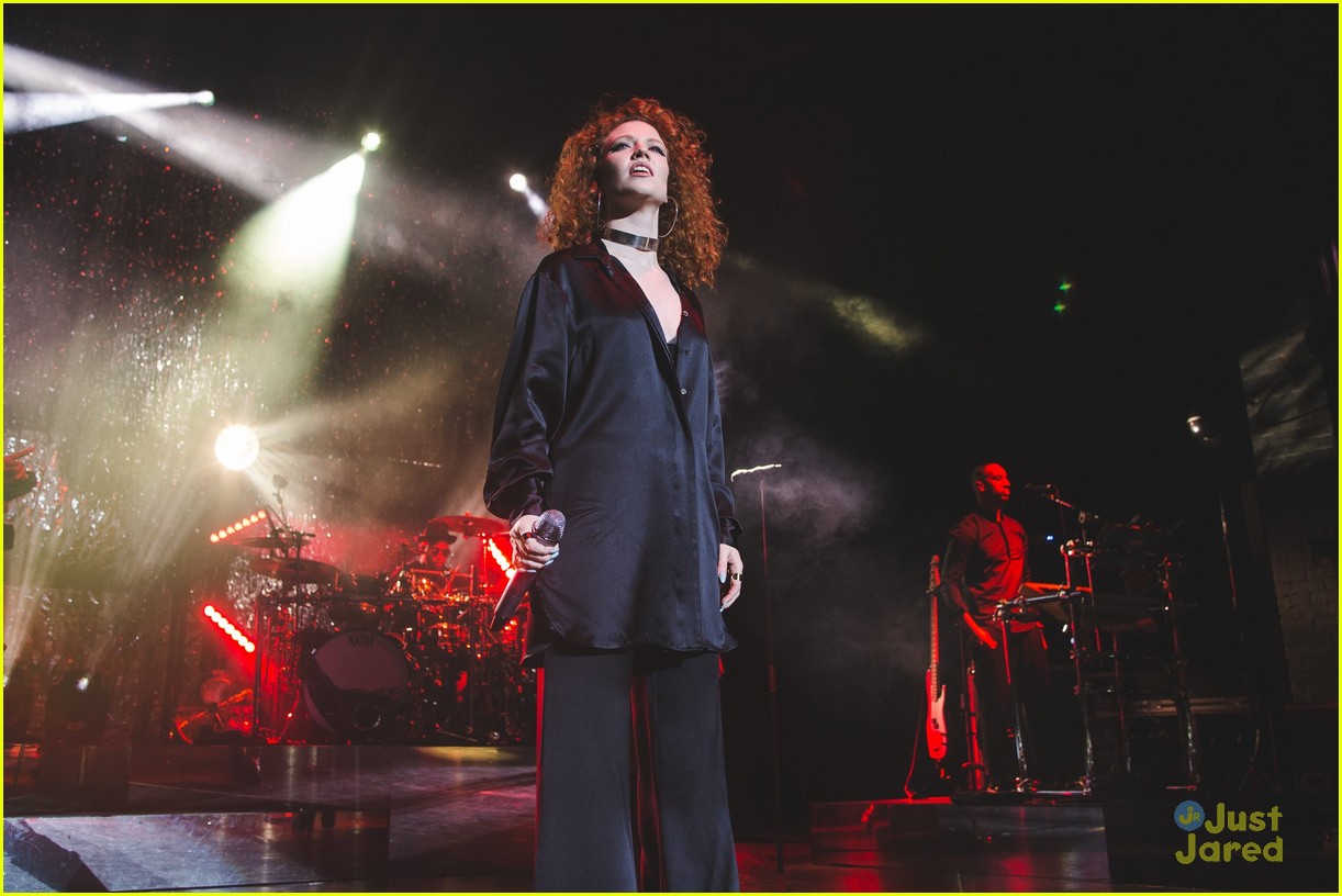 jess glynne bench collab continues apollo concert pics 20