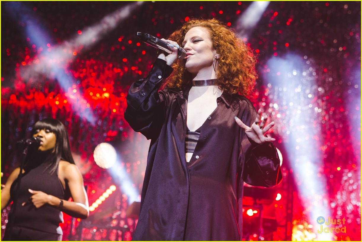 jess glynne bench collab continues apollo concert pics 21