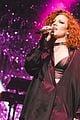jess glynne bench collab continues apollo concert pics 02
