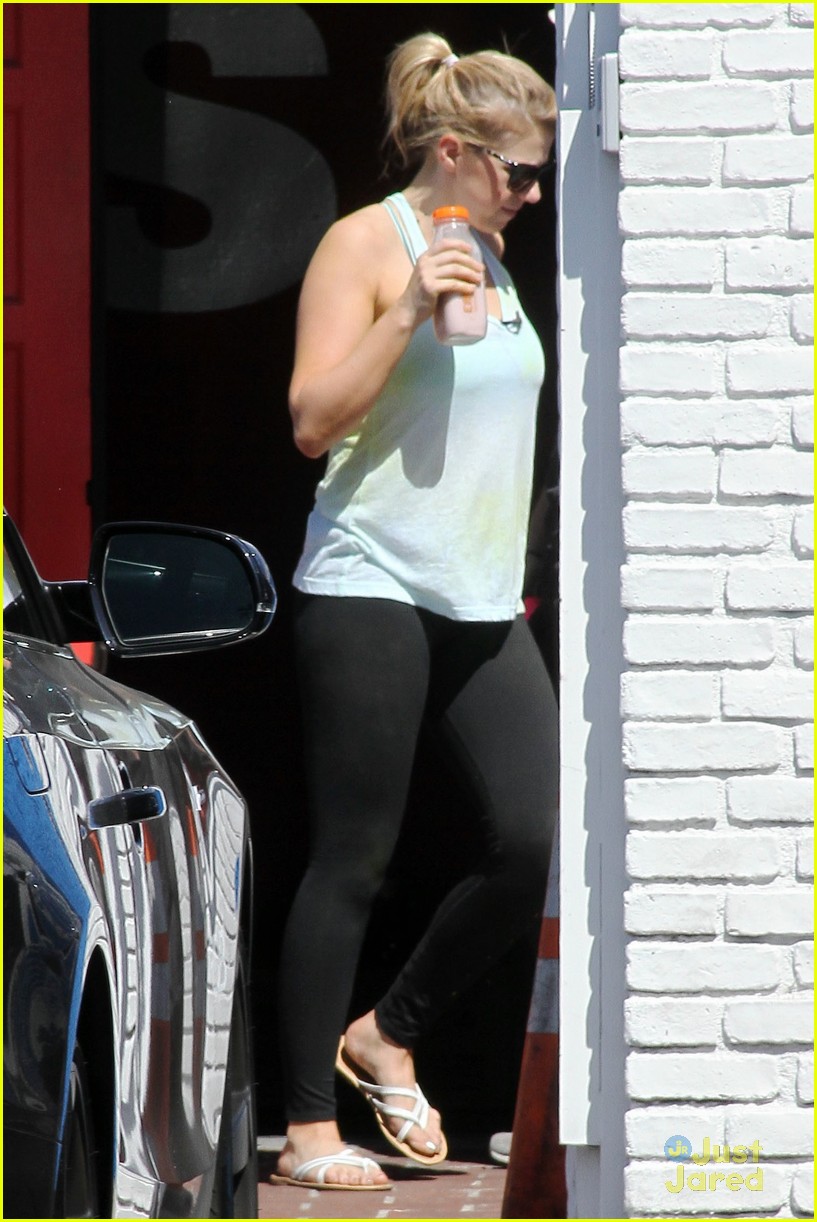 jodie sweetin back after injury keo dwts practice 07