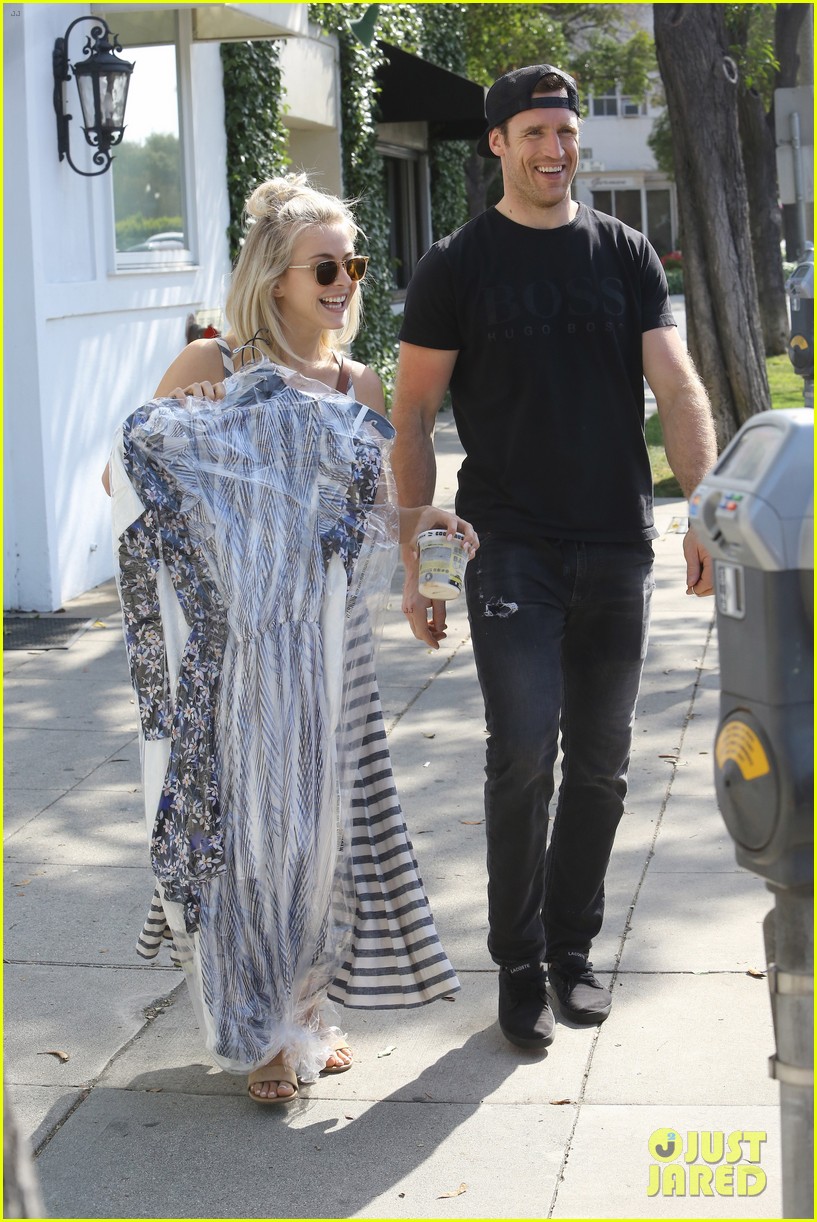 julianne hough brooks laich happy to be home together in la 03