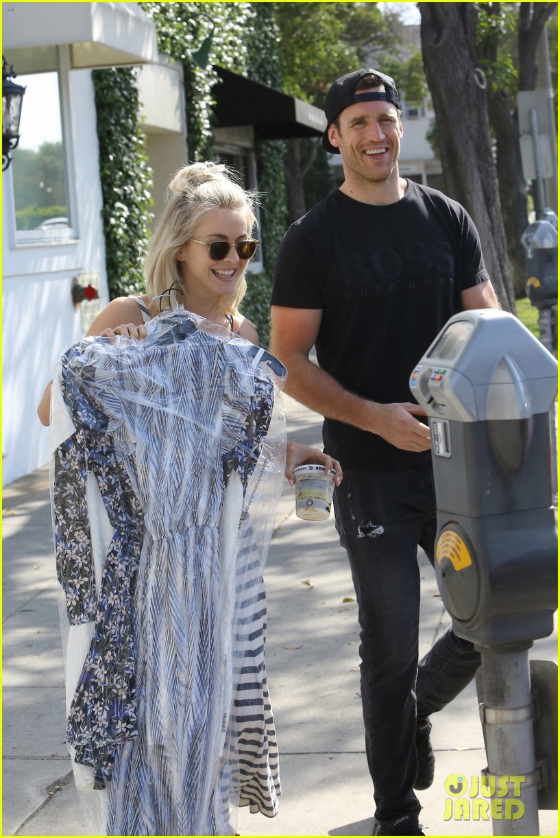 julianne hough brooks laich happy to be home together in la 05