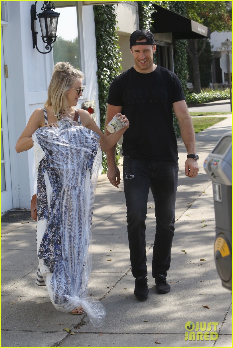 julianne hough brooks laich happy to be home together in la 17