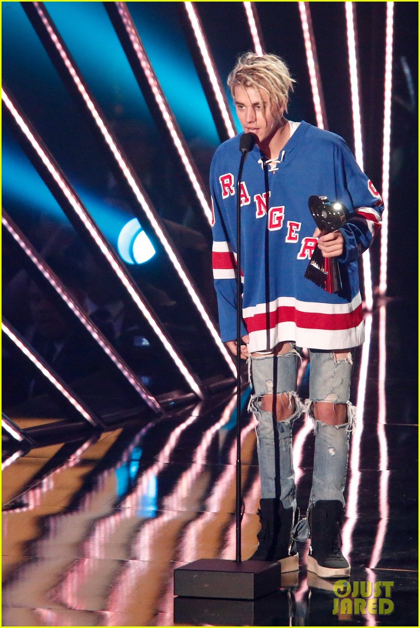 justin bieber wins male artist of the year 2016 iheart radio awards 01