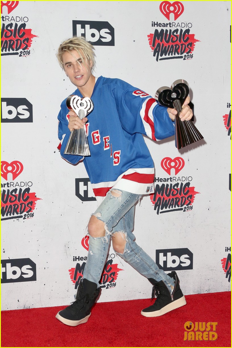 justin bieber wins male artist of the year 2016 iheart radio awards 02