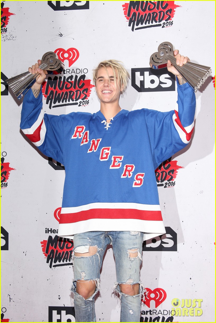 justin bieber wins male artist of the year 2016 iheart radio awards 04