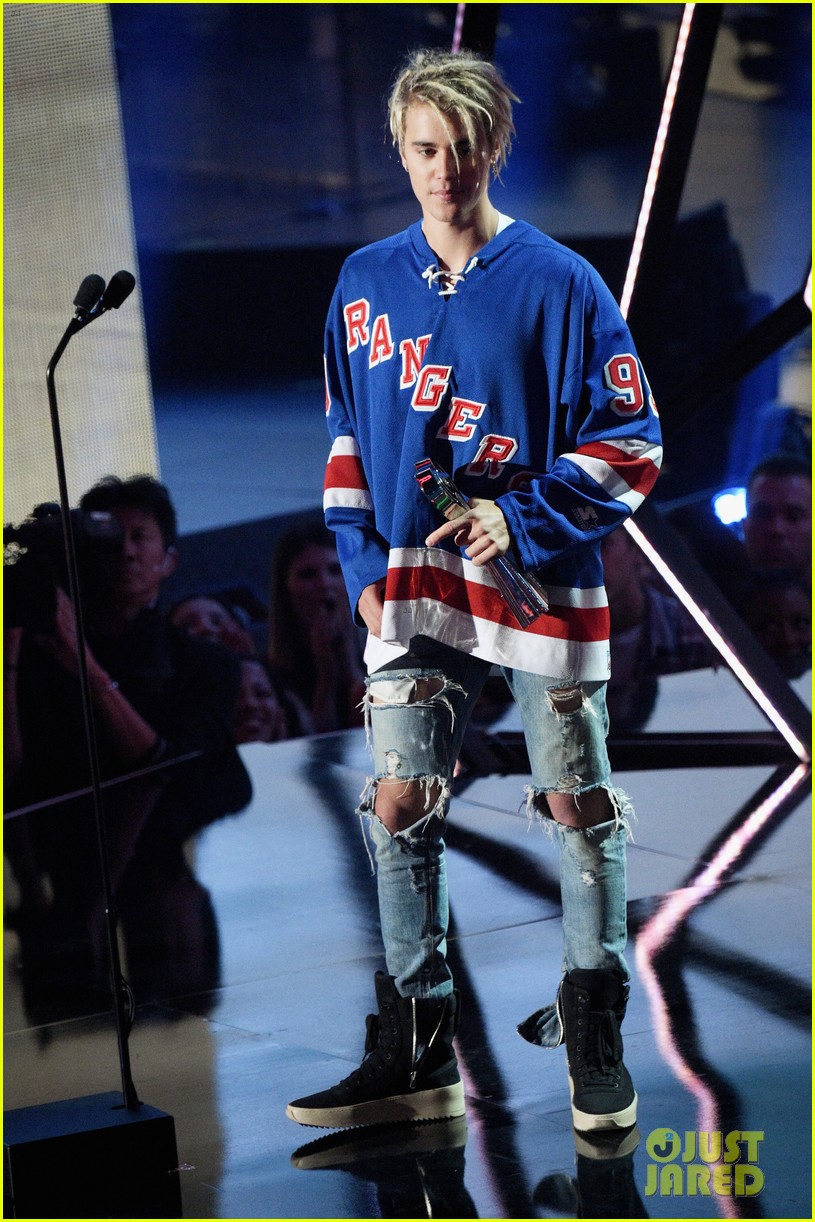 justin bieber wins male artist of the year 2016 iheart radio awards 10