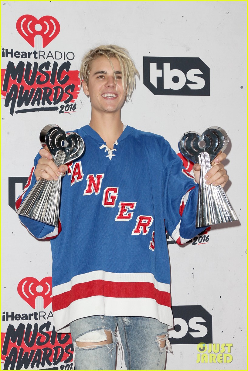 justin bieber wins male artist of the year 2016 iheart radio awards 11
