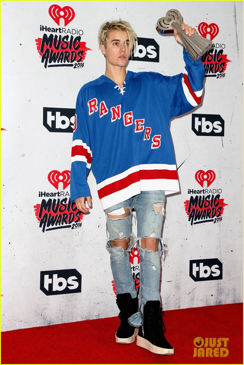 justin bieber wins male artist of the year 2016 iheart radio awards 12