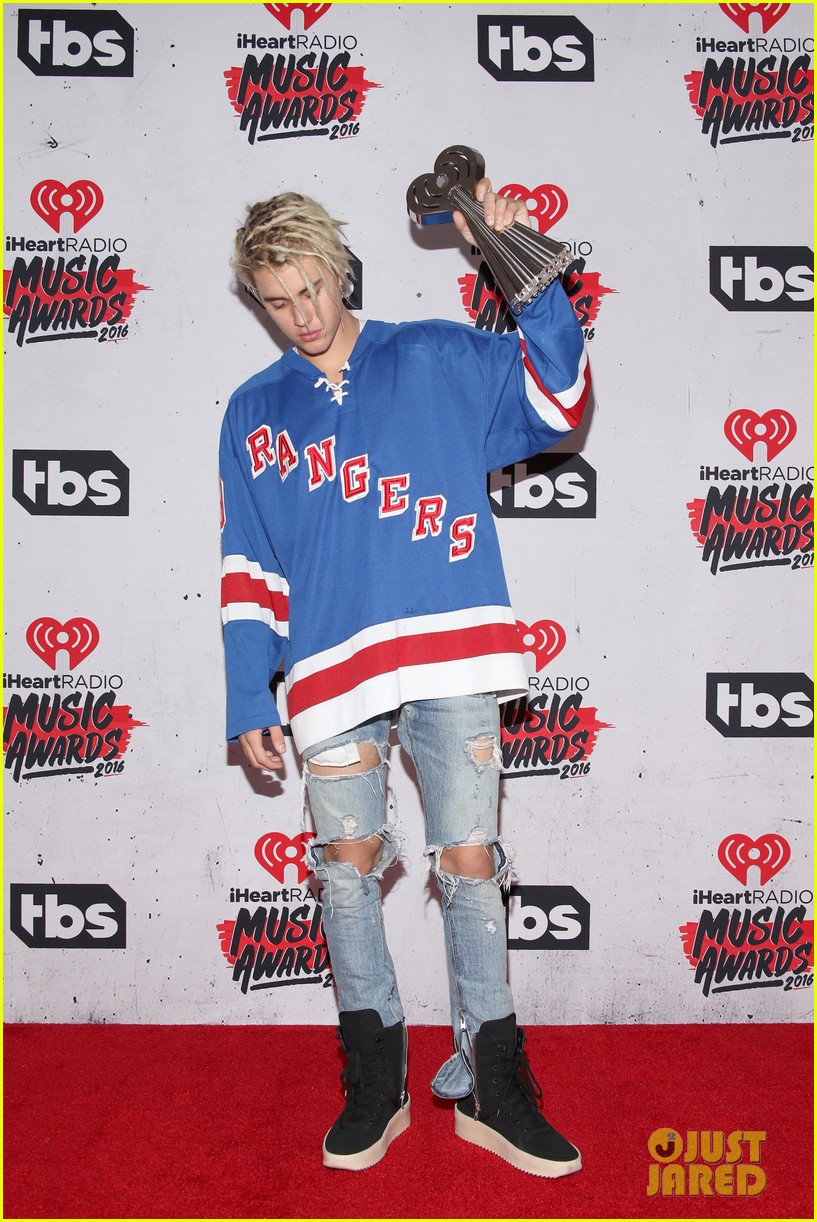 justin bieber wins male artist of the year 2016 iheart radio awards 13